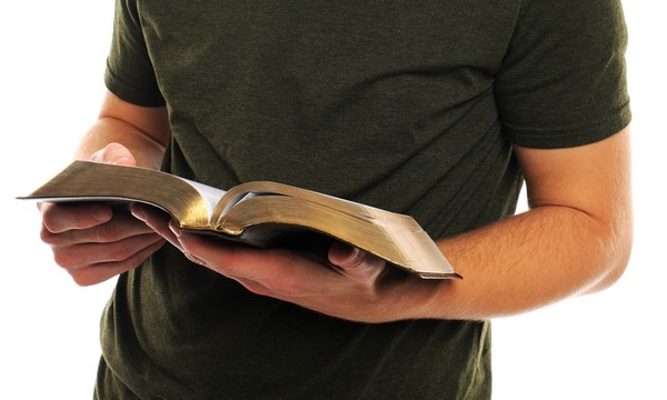 Человек читает библию картинки